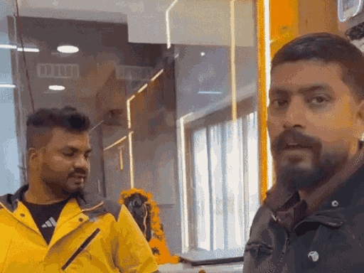 दुकान का मालिक महेश जानकारी देता हुआ।