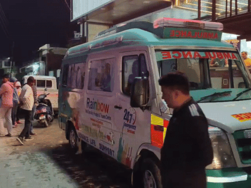 घटना के बाद अस्पताल के बाहर खड़ी एम्बुलेंस, इससे विक्की को जयपुर ले जाया गया