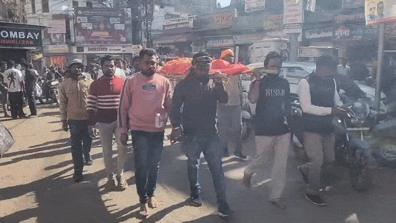 परिवार और समाज के युवकों ने अर्थी को कंधा दिया।
