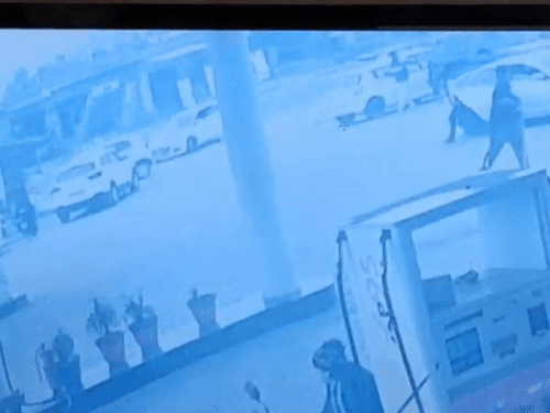 गाड़ी के पास से स्टूडेंट ने पेट्रोल पंप के अंदर घुसकर जान बचाई।