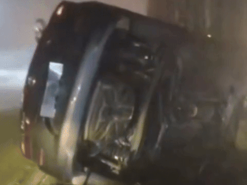 होशियारपुर-जालंधर रोड पर धुंध के कारण एक कार पुल के लिए खोदे गए गड्ढे में गिर गई।