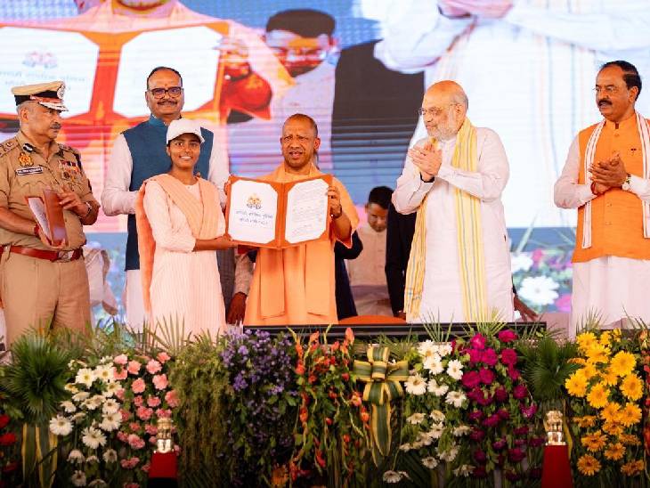 तस्वीर जून, 2025 की है। योगी सरकार ने 60,244 चयनित सिपाहियों को ज्वॉइनिंग लेटर दिए थे।