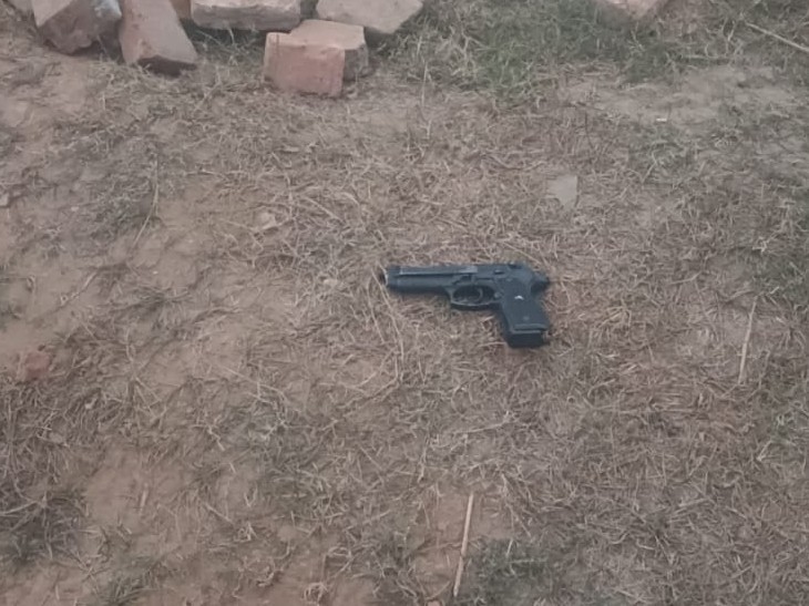 मौके पर पड़ी पिस्टल।