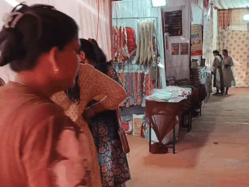 मेले में दिनभर भीड़ रही।