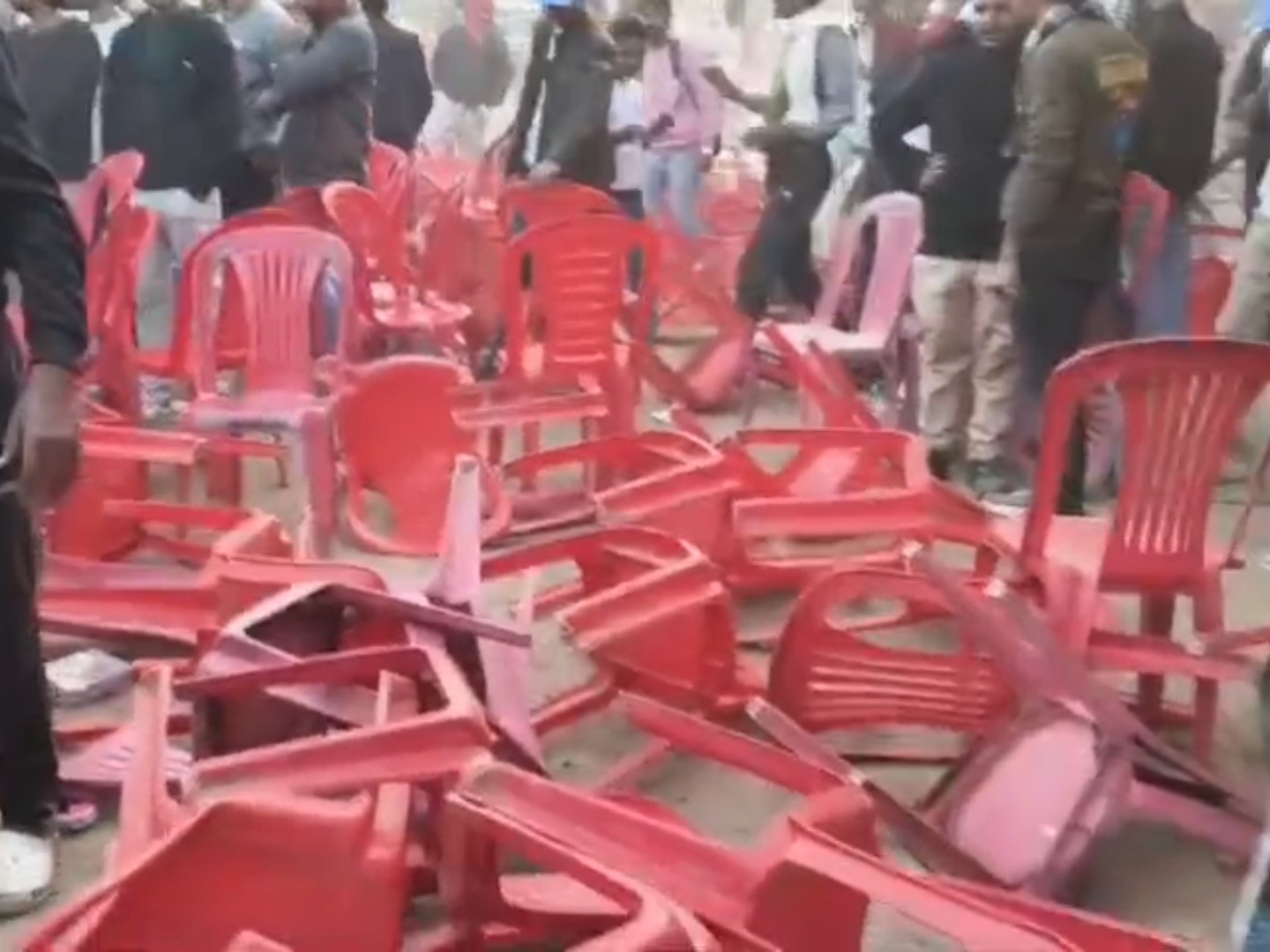 मारपीट के दौरान कुर्सियां भी टूटीं।