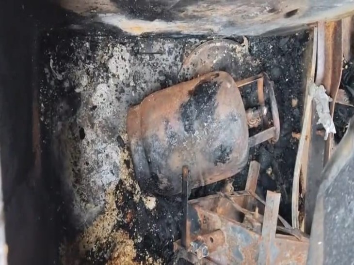 जली हुई बस के अंदर से 5 लीटर वाला छोटा गैस सिलेंडर मिला है।