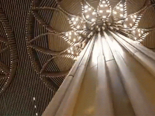 यहां पर उद्यान थीम वाले बांस से बने 57 पोल हैं।