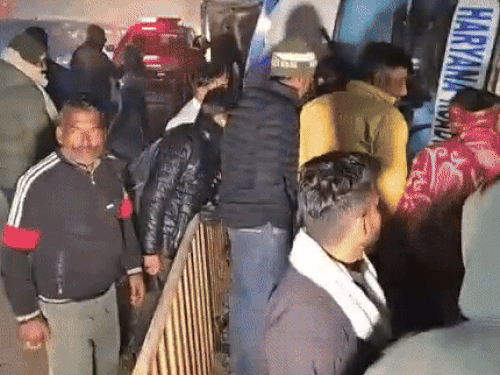 हादसे के बाद मौके पर मची अफरा तरफी।