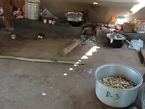 विवाद-झड़प के बाद कई लोग गांव छोड़कर चले गए हैं। खुले में घर में किचन का सामान बिखरा पड़ा था।