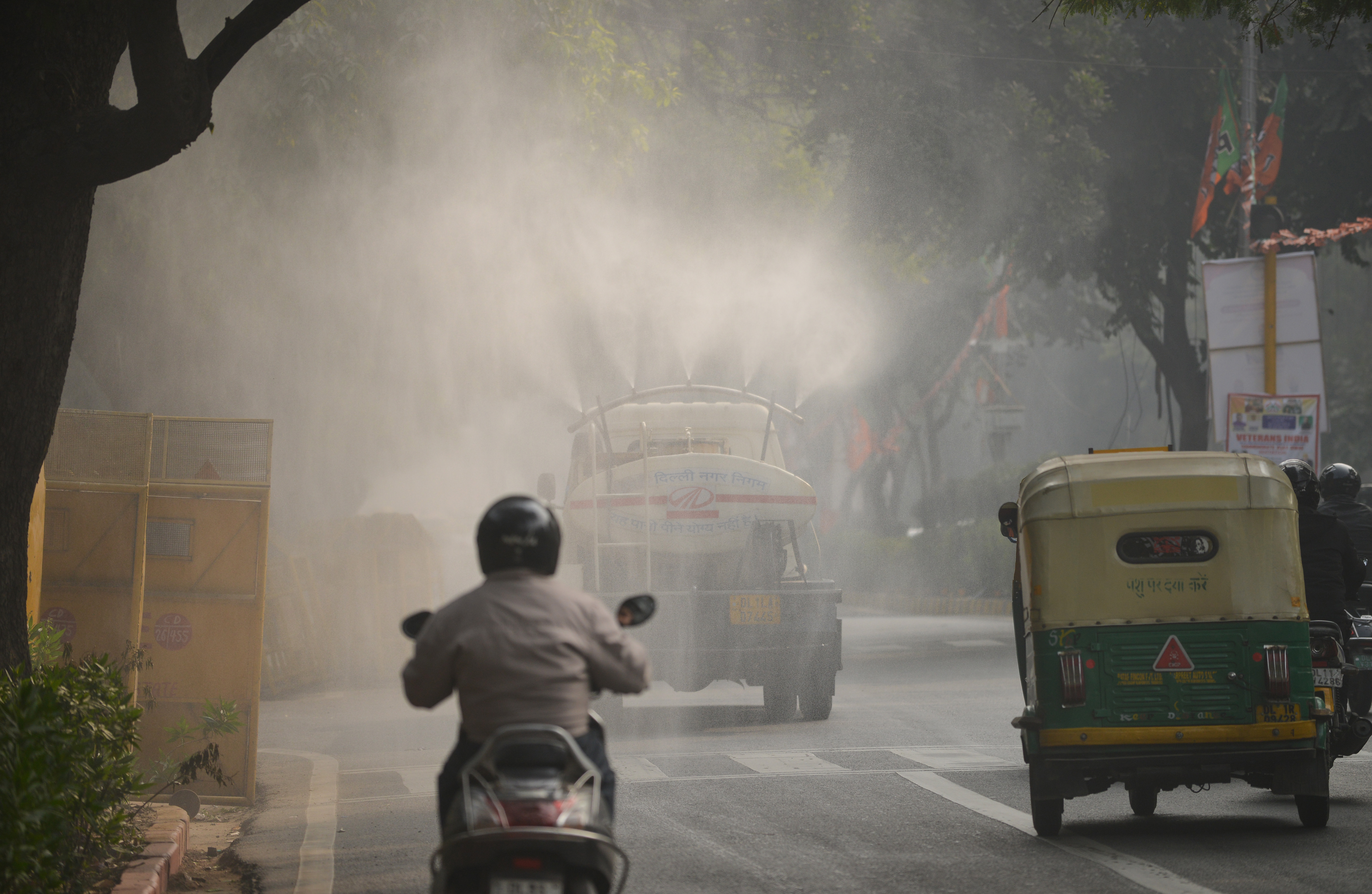 प्रदूषण कम करने के लिए दिल्ली में जगह जगह पानी का छिड़काव किया गया।