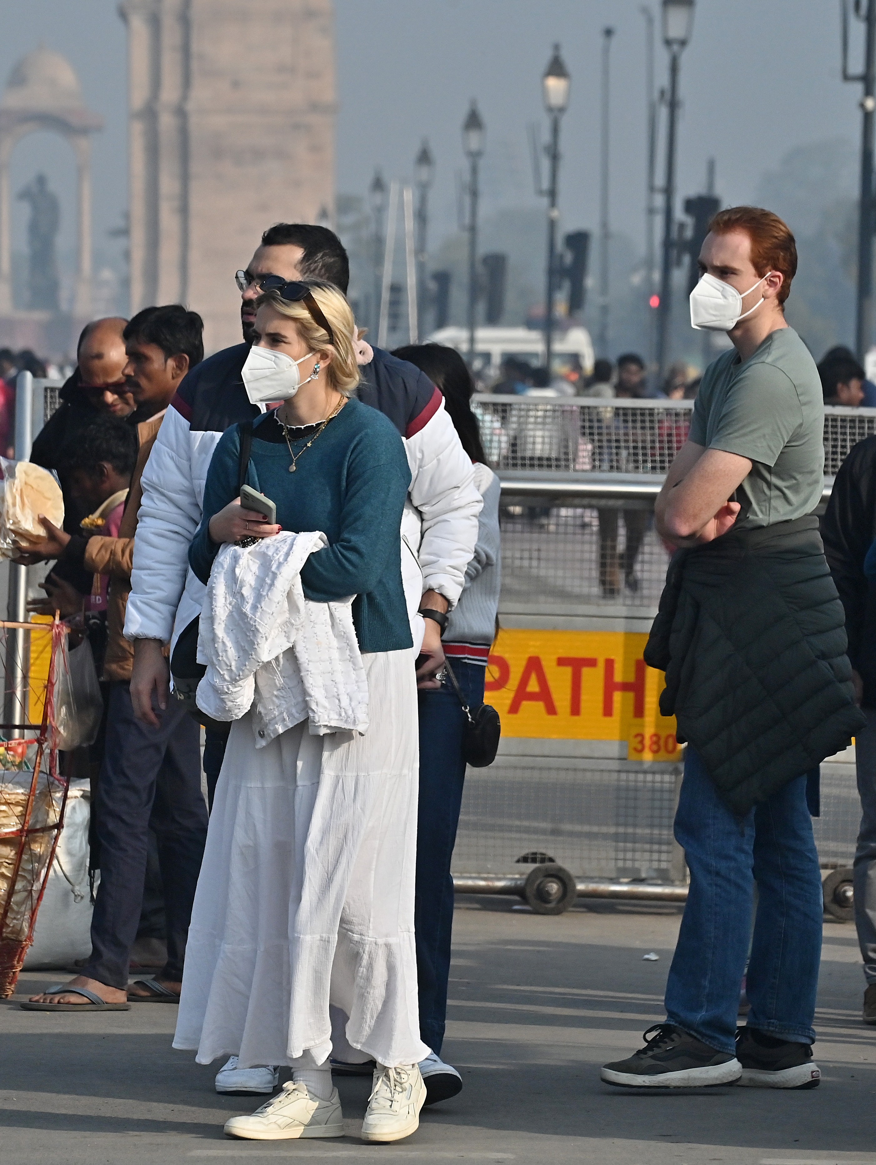 इंडिया गेट के पास विदेशी सैलानी मास्क लगाए नजर आए।