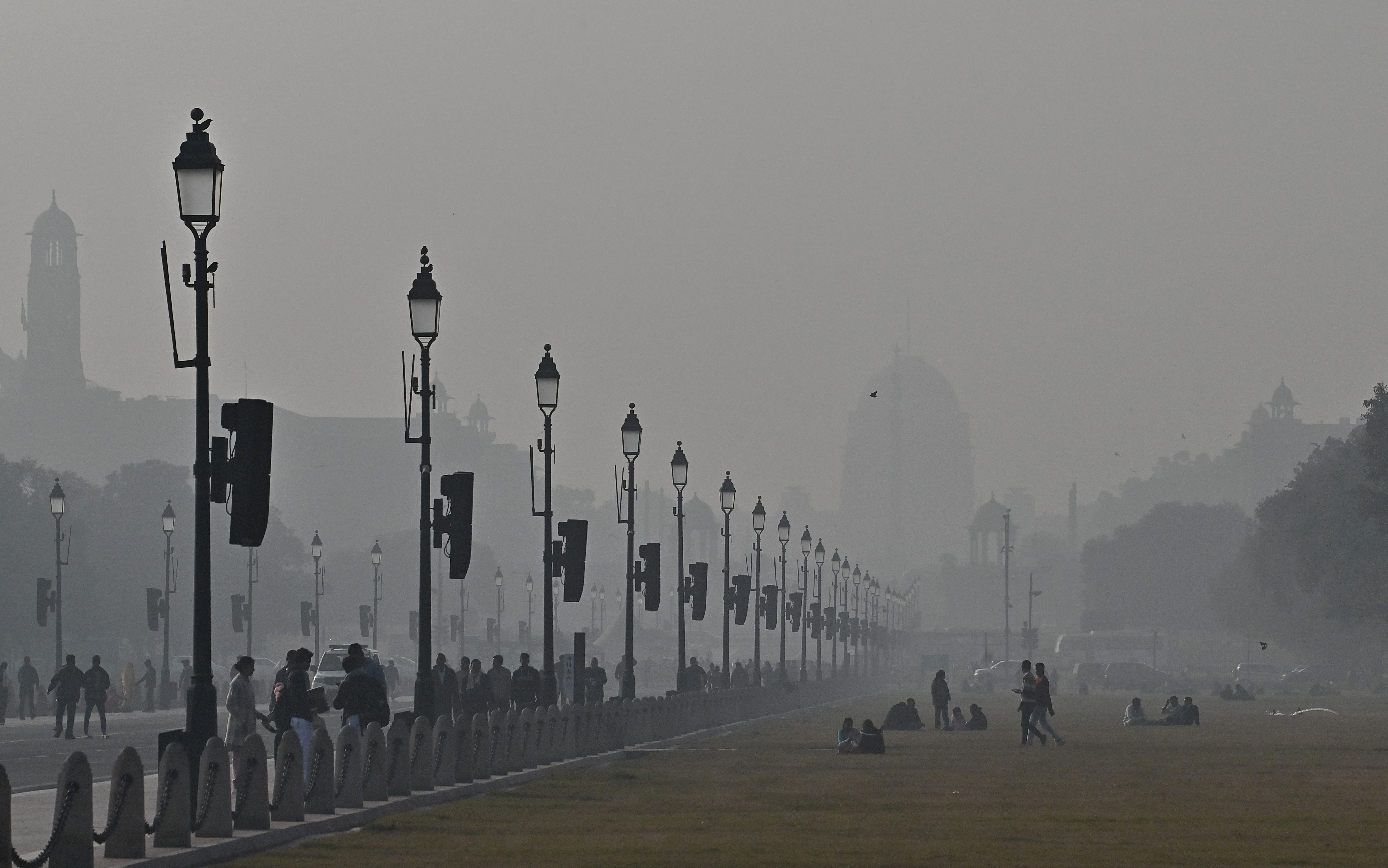 प्रदूषण के कारण राष्ट्रपति भवन धुंध में घिरा नजर आया।