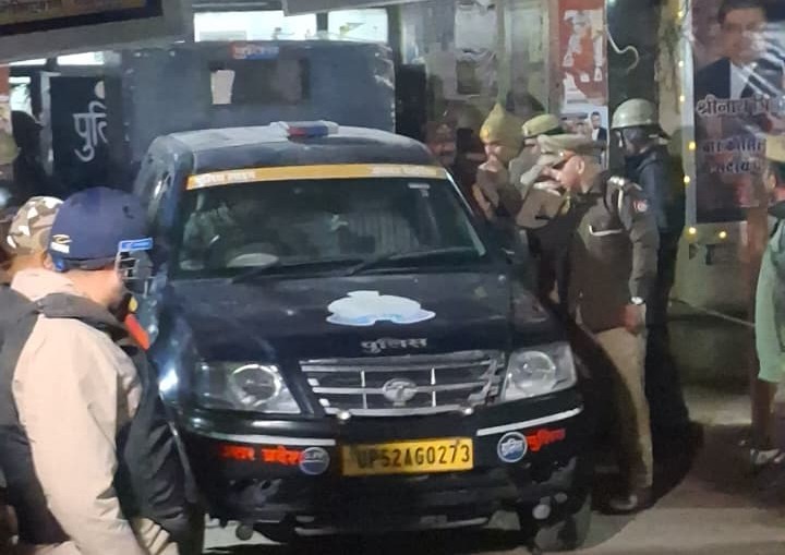 पूर्व IPS अमिताभ ठाकुर को इसी प्रिजनवैन में लेकर देवरिया से वाराणसी लाया गया था।