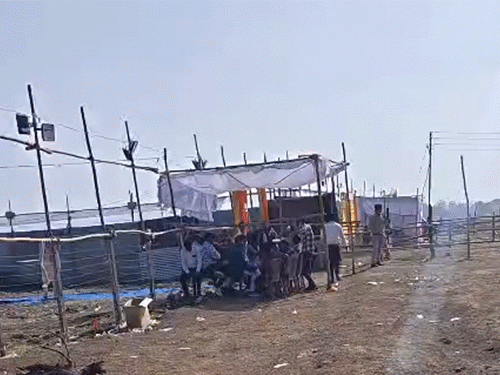 शनिवार को आयोजन समिति और टेंट हाउस संचालक के बीच पैसों को लेकर विवाद हो गया।