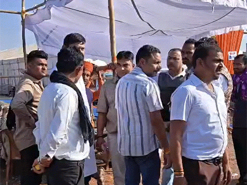 टेंट हाउस वाले डोम उखाड़ने पहुंच गए थे। विवाद सुलझ गया है।