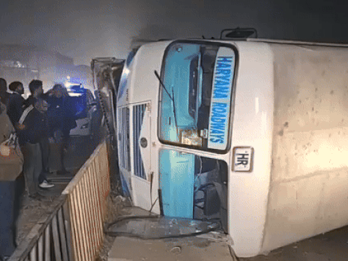 करनाल सर्विस लाइन पर पलटी हरियाणा रोडवेज की बस।