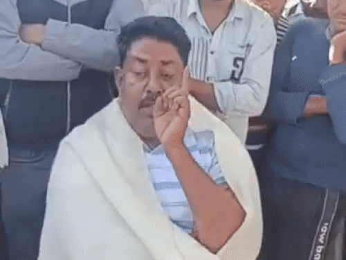 दौसा के लालसोट से विधायक रामबिलास मीणा ने लोगों से कहा कि विजिलेंस टीम आए तो उसकी गाड़ी की हवा निकाल दो। टीम के लोगों को पेड़ से बांध दो।