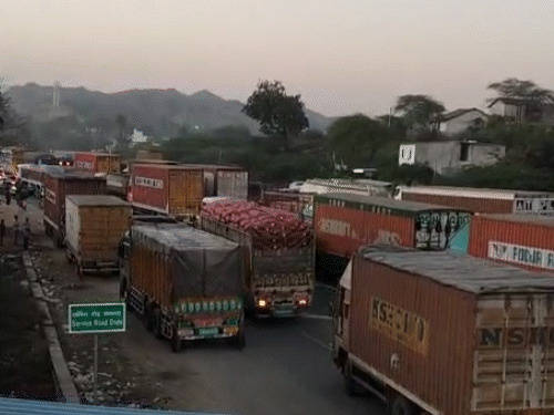 उदयपुर-अहमदाबाद नेशनल हाईवे पर इस दौरान लंबा जाम लग गया। दुर्घटना के कारण दोनों तरफ वाहनों की लंबी कतारें लग गईं, जिससे यात्रियों को भारी परेशानी का सामना करना पड़ा।