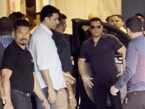सलमान खान भारी सिक्योरिटी के साथ सेलिब्रेशन में शामिल हुए। इस दौरान उन्हें पैपराजी को पोज भी दिए।