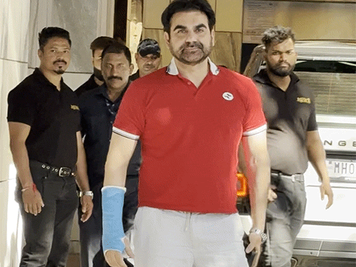 अरबाज खान कैजुअल लुक में स्पॉट हुए। इस दौरान उनके हाथ में प्लास्टर भी नजर आया।