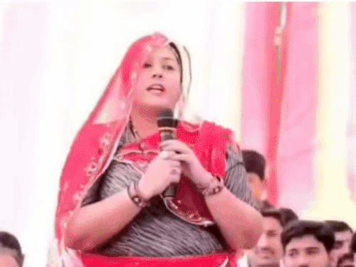 बीकानेर में खेजड़ी बचाओ अभियान में संबोधित करती पर्यावरण प्रेमी निरमा विश्नोई।