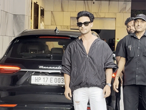 अर्पिता खान के पति आयुष शर्मा पैपराजी को पोज देते हुए।