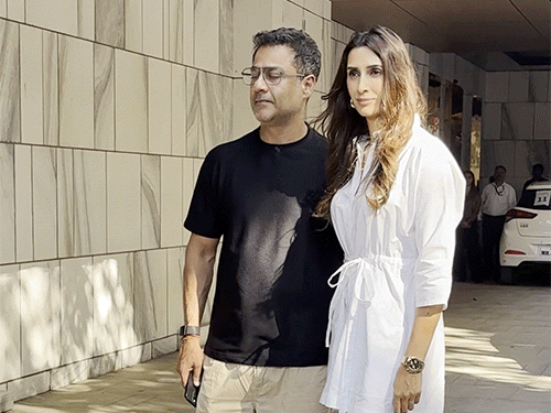 डायरेक्टर अभिषेक कपूर वाइफ प्रज्ञा कपूर के साथ सेलिब्रेशन का हिस्सा बने।