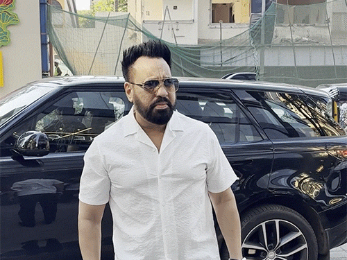 सलमान के बॉडीगॉर्ड शेरा भी पैपराजी के लिए पोज देते दिखे।