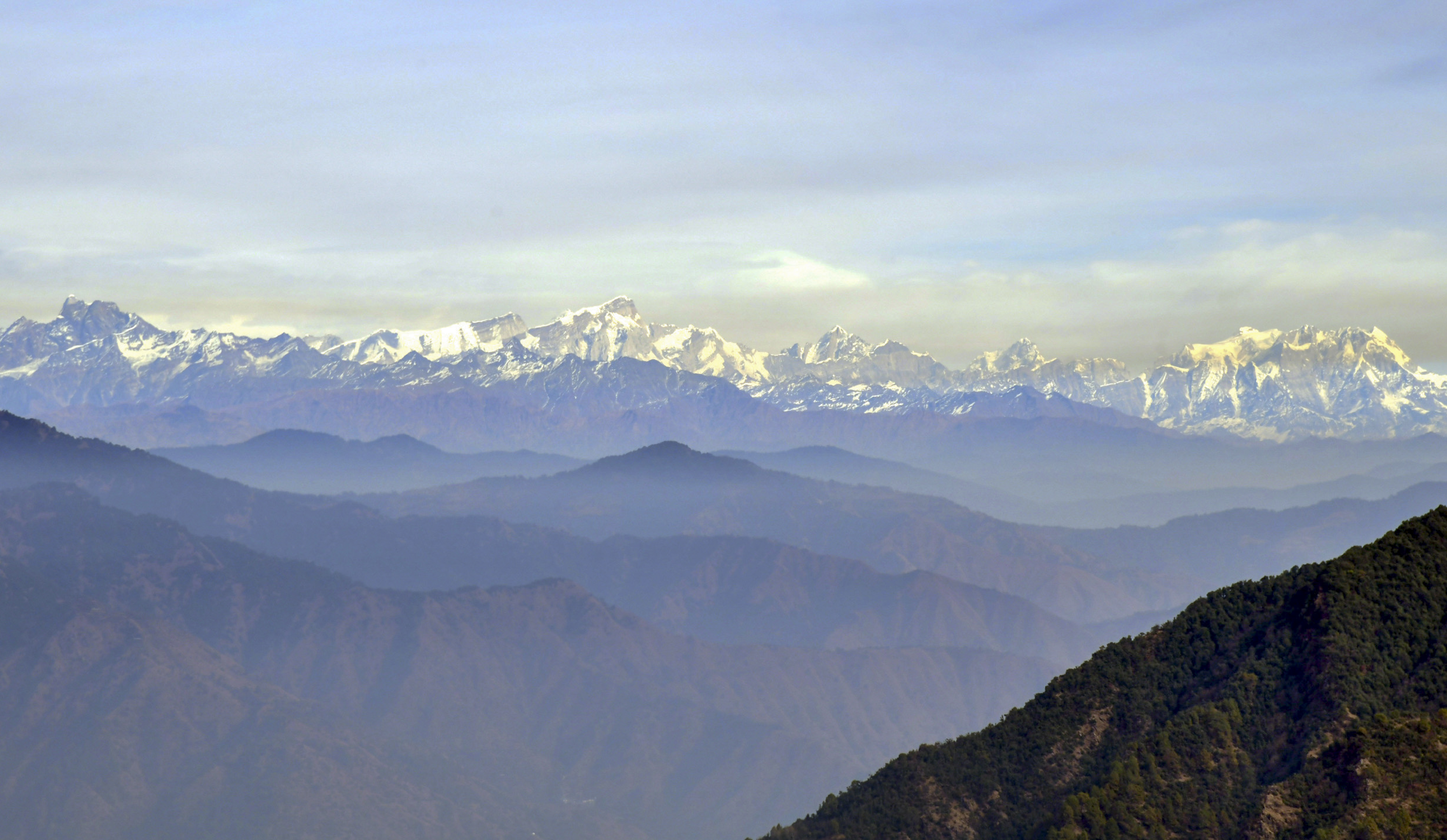 उत्तराखंड के देहरादून स्थित मसूरी में, शुक्रवार को ऊंचे-ऊंचे पहाड़ बर्फ से ढके दिखे।