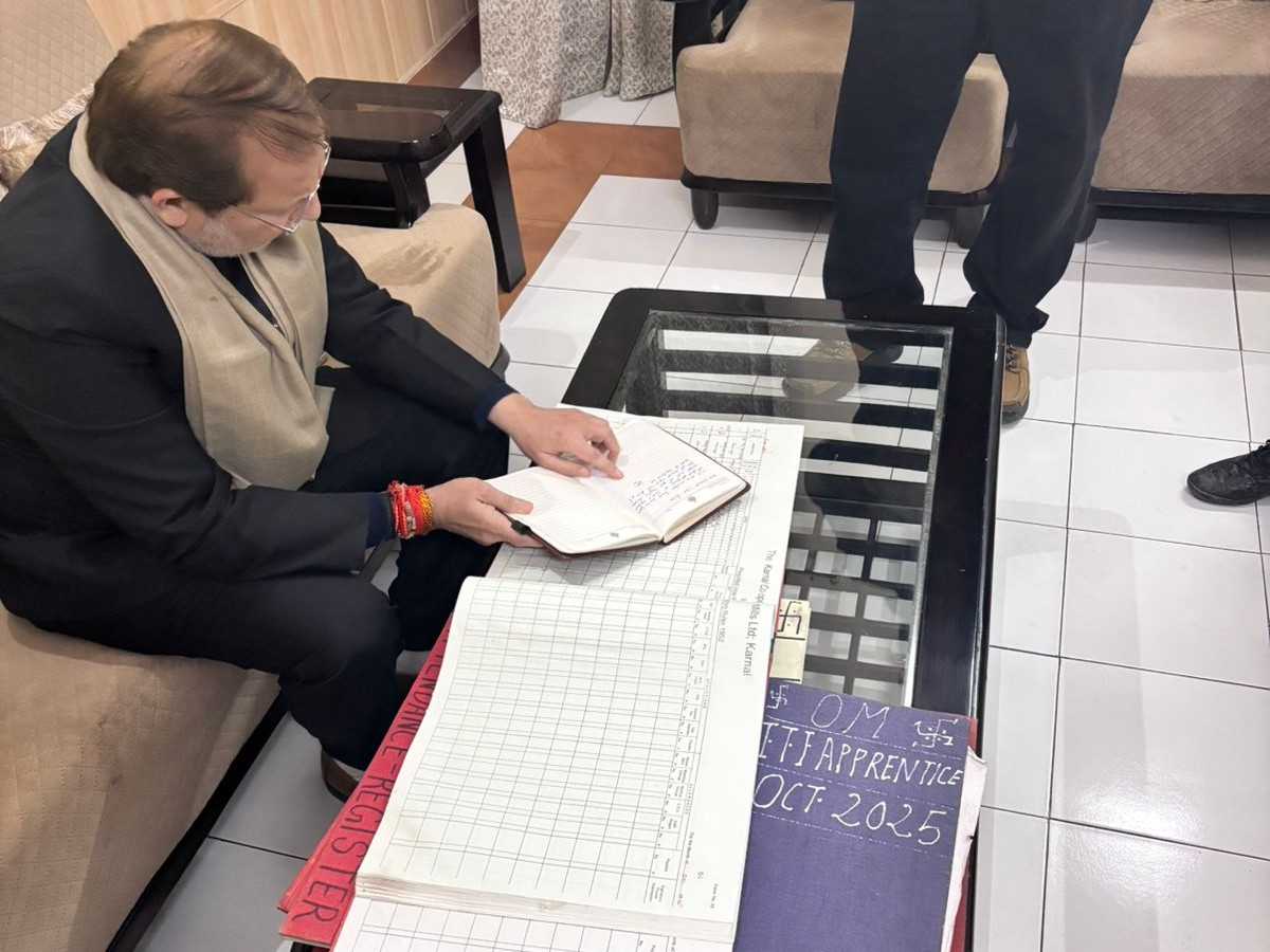 चीनी मिल के रजिस्टरों की जांच करते हुए मंत्री डॉ अरविंद शर्मा।