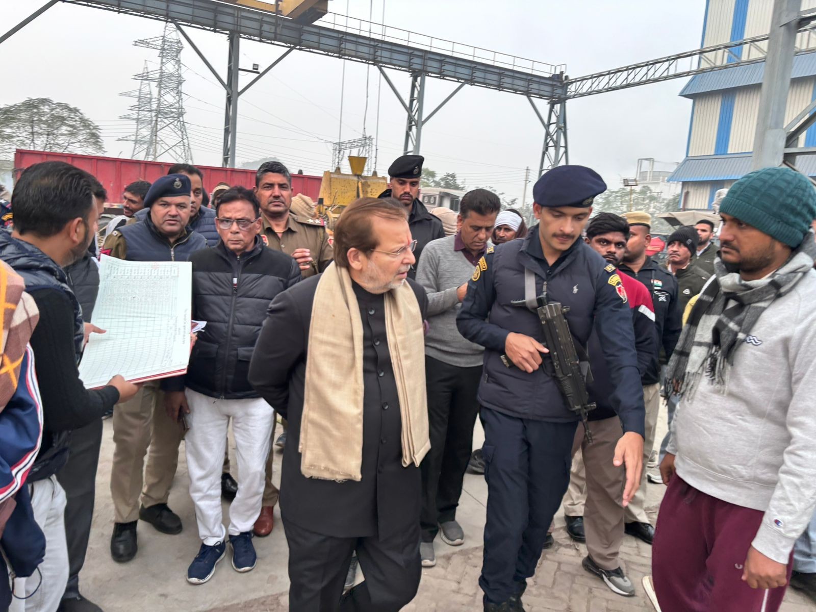 चीनी मिल के बार में जानकारी लेते हुए मंत्री अरविंद शर्मा।