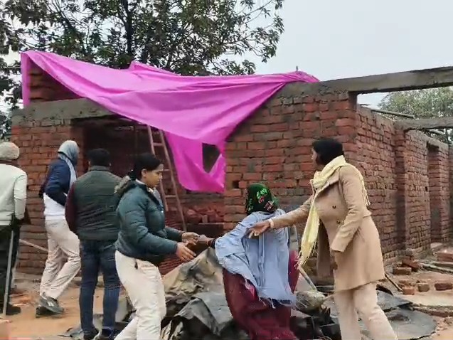 स्थिति को नियंत्रित करने के लिए मुफ्फसिल थाना पुलिस ने हस्तक्षेप किया और विरोध कर रहे लोगों को मौके से हटाया।