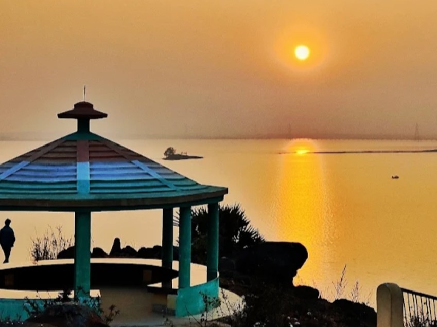 यहां से दिखने वाला सूर्योदय और सूर्यास्त का मनमोहक दृश्य है।