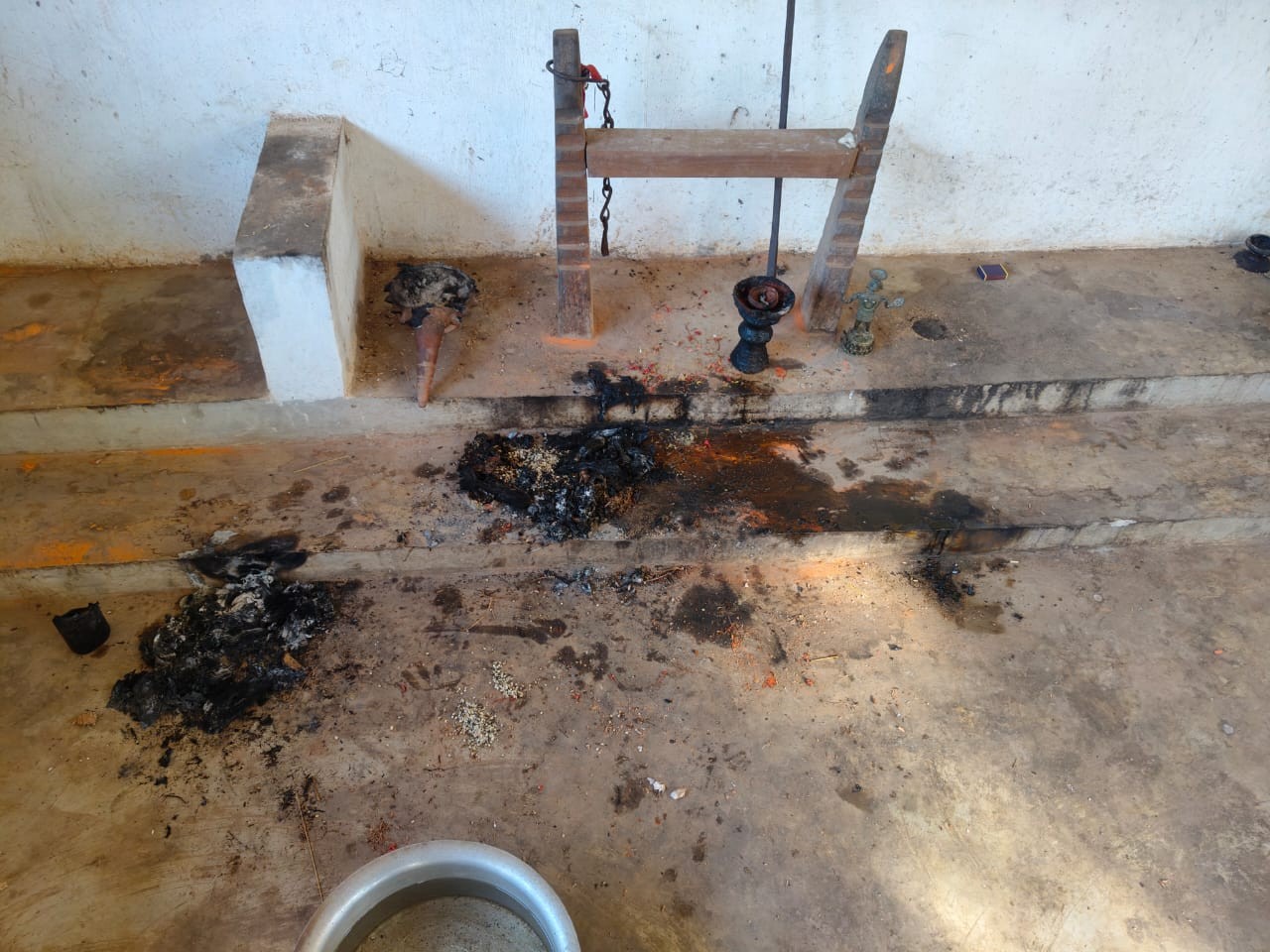 अंतागढ़ ब्लॉक स्थित कानागांव में शीतला मंदिर में तोड़फोड़ की घटना। - Dainik Bhaskar