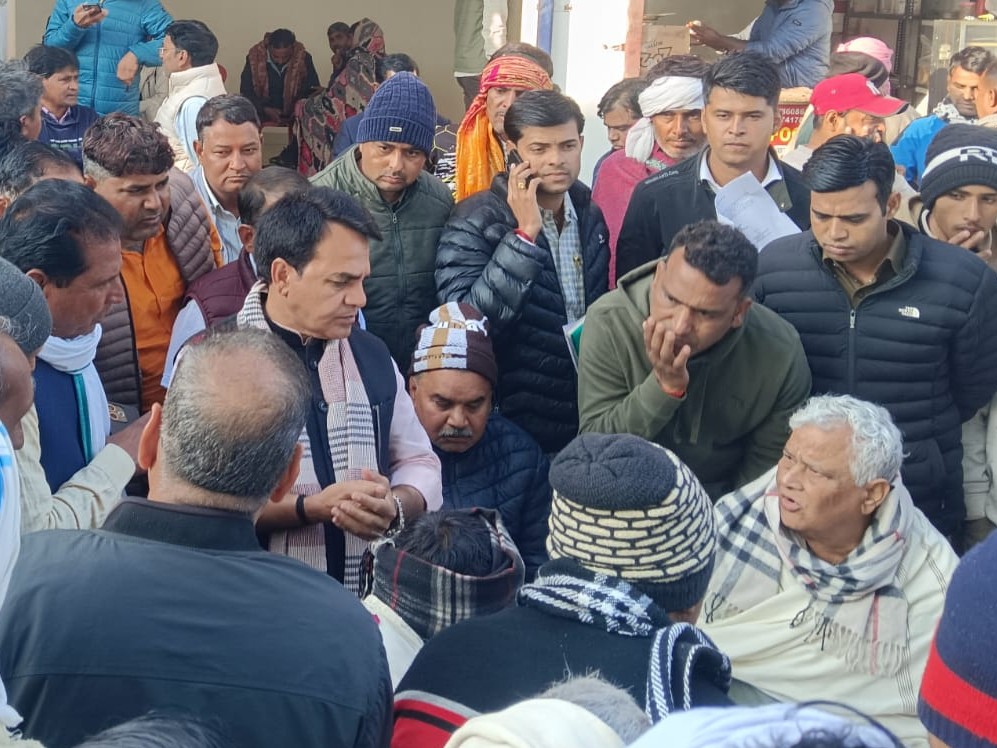 जनसुनवाई के दौरान महवा विधायक राजेंद्र मीणा भी उपस्थित रहे।