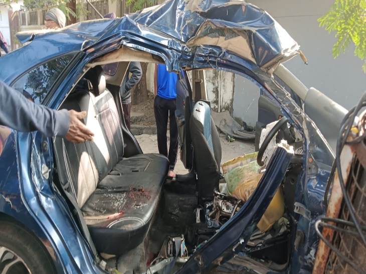 टक्कर इतनी जबरदस्त थी कि कार पूरी तरह डैमेज हो गई।