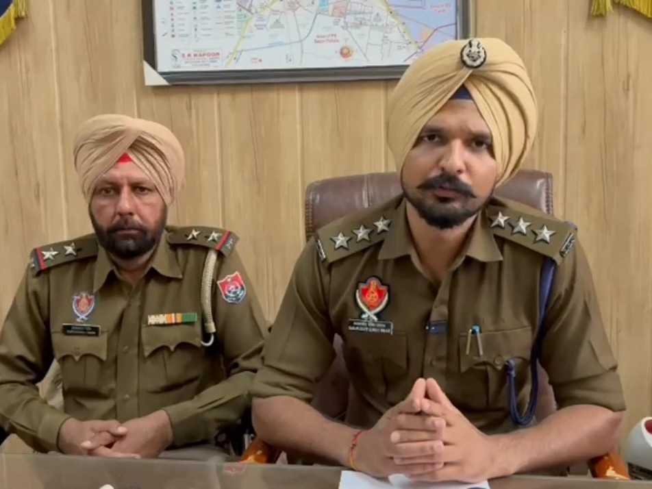 पकड़े गए आरोपियों के बारे में जानकारी देते डीएसपी सरबजीत सिंह