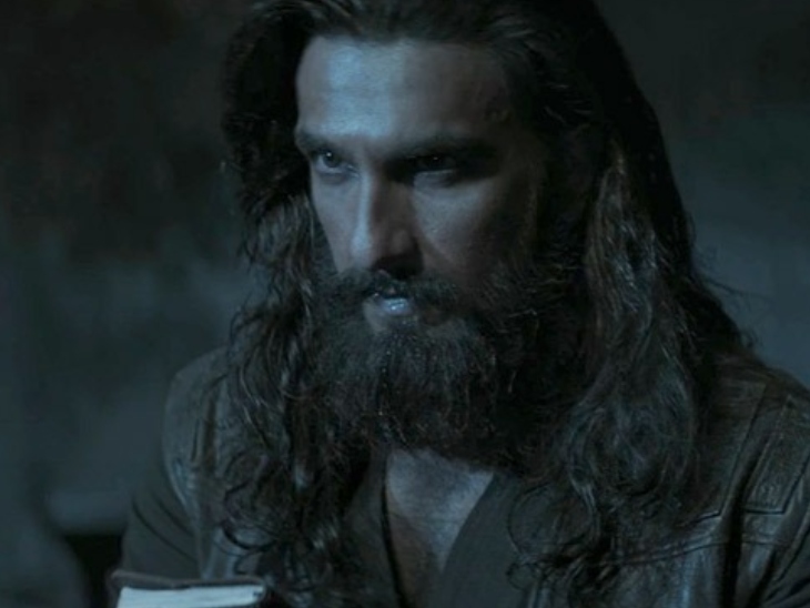 आदित्य धर द्वारा निर्देशित फिल्म धुरंधर में रणवीर सिंह ने एक अंडरकवर एजेंट की भूमिका निभाई है।