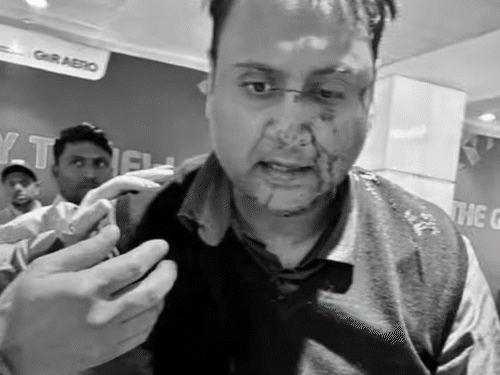 यात्री अंकित धवन ने सोशल मीडिया पर अपनी और पायलट की तस्वीर शेयर की है। - Dainik Bhaskar