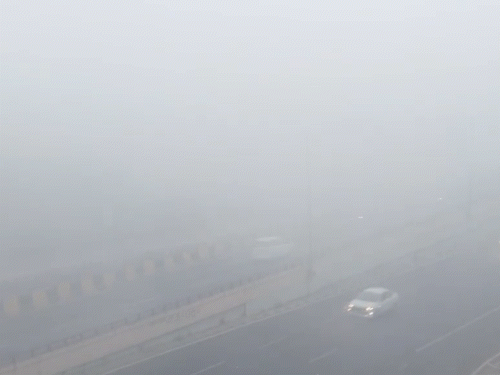 दिल्ली के सराय काले खान इलाके में शनिवार सुबह कोहरे की घनी परत छाई रही।