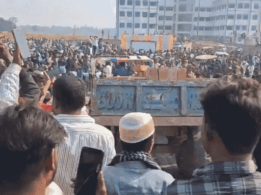 मस्जिद बनाने के लिए जुटाई गई ईंटे। कई लोग सिर पर ईंट रखकर भी पहुंचे।