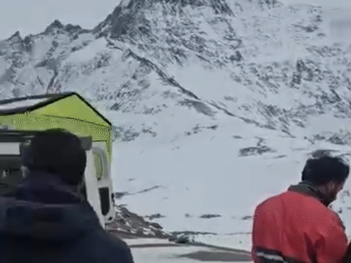 हिमाचल के लाहौल स्पीति स्थित शिंकुला दर्रा में टूरिस्ट बर्फ देखने पहुंचे।