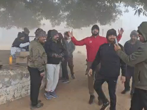 पेंड्रा में कड़ाके की ठंड में मॉर्निंग वॉक पर निकले लोग एक्सरसाइज करते रहे।