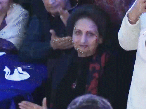 आर्यन खान की स्पीच के दौरान उनकी नानी सविता छिब्बर तालियां बजा रही थीं।