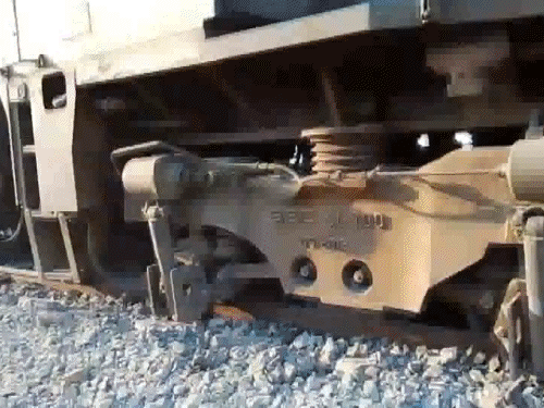 सुबह से पटरी से उतरे कोचों को ट्रैक पर लाने का काम जारी है।