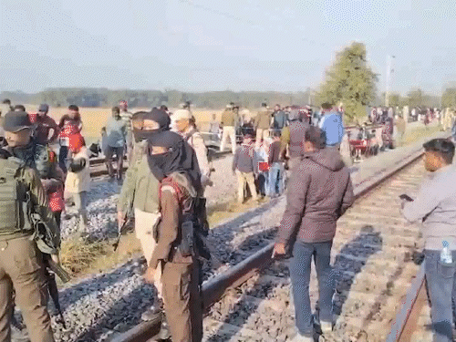 सुबह होने के बाद घटनास्थल पर स्थानीय लोगों की भीड़ जमा हो गई।