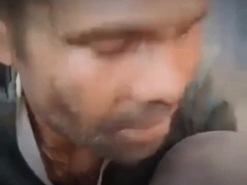 हाथ मुक्कों से मारने का यह वीडियो वायरल हो रहा है।