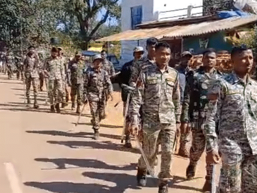 प्रभावित गांवों में भारी संख्या में फोर्स तैनात है।