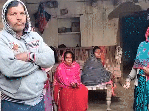 मजदूर की हत्या के बाद परिजनों ने न्याय की मांग की है।