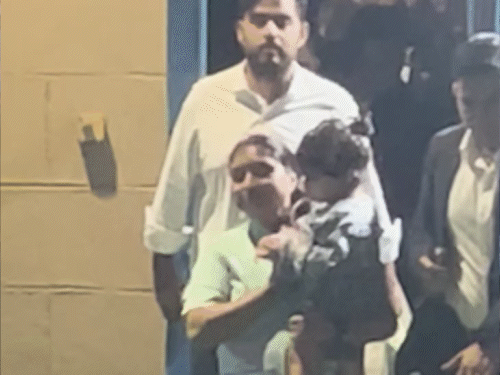 आकाश अंबानी भी कार्यक्रम में पहुंचे।